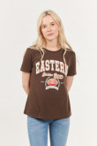 Camiseta cuello redondo café oscura con diseño college deportivo