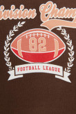 Camiseta cuello redondo café oscura con diseño college deportivo