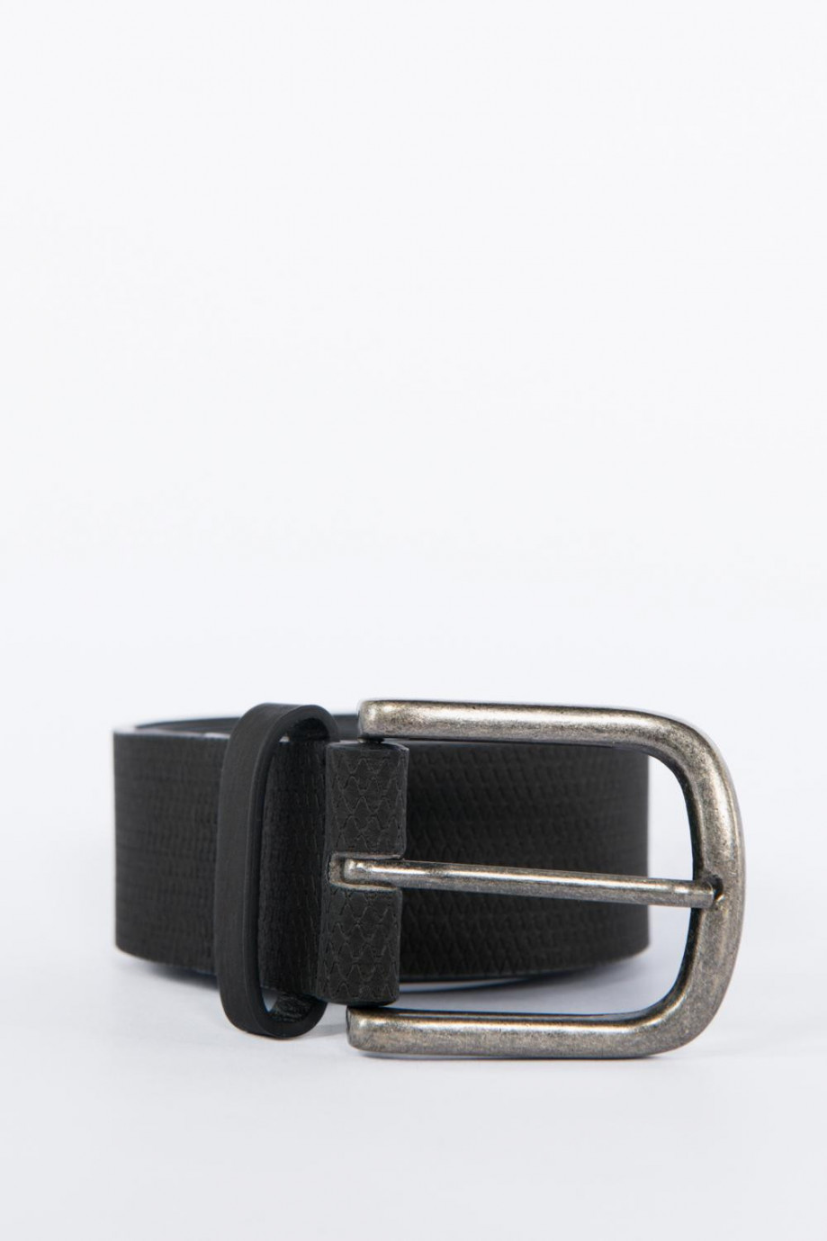 Cinturón negro con hebilla cuadrada metálica plateada