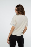 Camiseta crema clara manga corta con aberturas y textos estampados