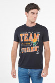 Camiseta manga corta azul con diseño college de baloncesto