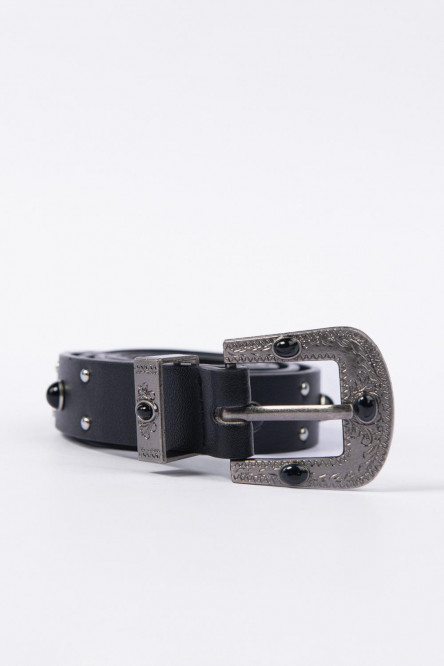 Cinturón para mujer en color negro, con taches de diferentes tamaños, hebilla y puntera metalicas estilo baquero.