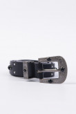 Cinturón negro con taches y puntera, hebilla y trabilla metálicas