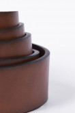 Cinturón sintético café medio con doble trabilla y hebilla metálica
