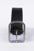 Cinturón sintético negro con hebilla cuadrada metálica
