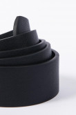 Cinturón sintético negro con hebilla cuadrada metálica