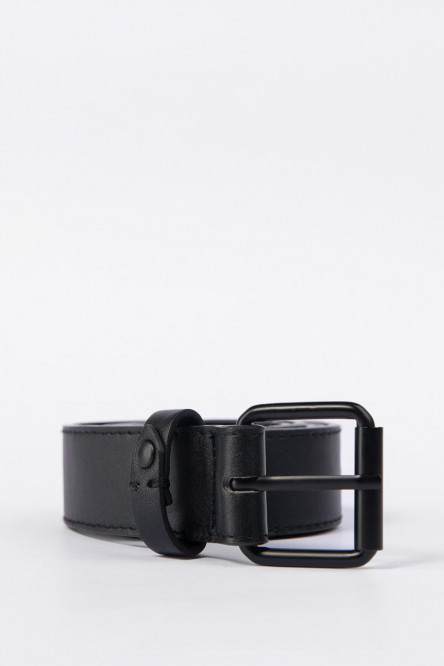 Cinturón para hombre en color negro, con costura en borde y hebilla cuadrada metálica