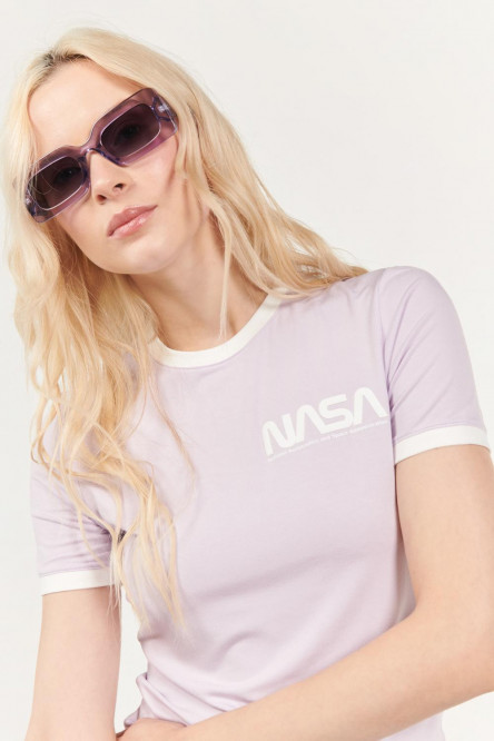 Camiseta lila manga corta con estampado blanco de NASA