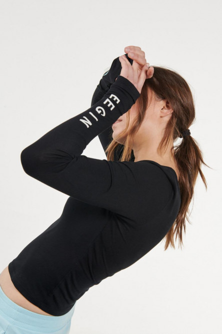 Camiseta negra manga larga con estampados y abertura en pulgares