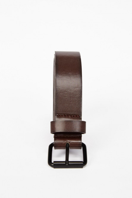 Cinturón para hombre en color café oscuro, con textura de puntos y hebilla cuadrada metálica.