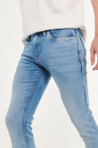 Jean azul medio skinny fit con tiro bajo y bolsillos clásicos