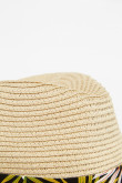 Sombrero tejido con detalle alrededor.