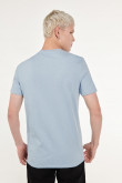 Camiseta azul claro manga corta con estampado de letras coloridas