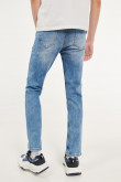 Jean azul medio tipo slim con costuras en contraste y tiro bajo