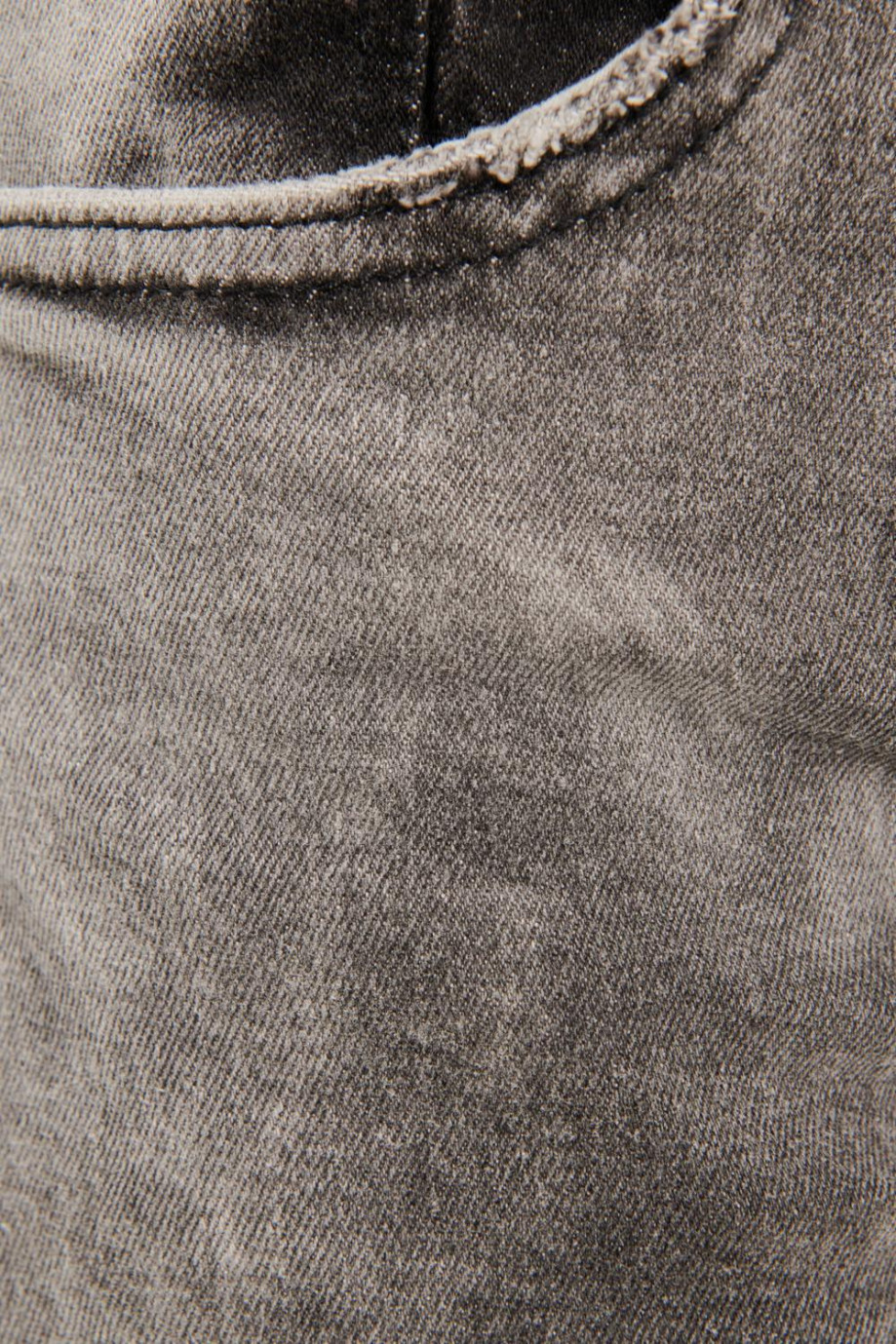 Jean slim gris oscuro con tiro bajo y detalles desteñidos