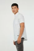 Camisa manga corta unicolor con diseño de rayas verticales