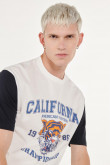 Camiseta crema clara con estampado college y cuello redondo