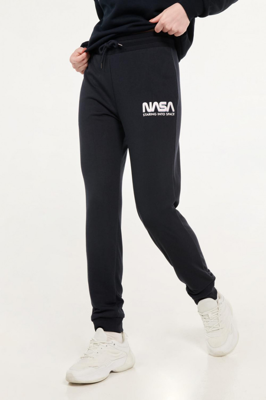 Pantalón jogger negro con letras blancas de NASA estampadas