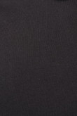 Camiseta negra polo con tejido de rayas azules en contraste
