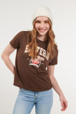 Camiseta café oscura con estampado college deportivo y cuello redondo