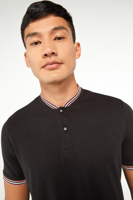 Camiseta negra polo con tejido de rayas en puños y cuello