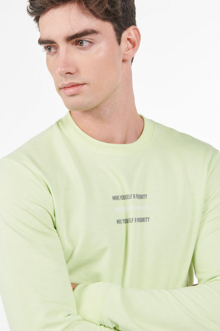 Buzo cuello redondo verde claro con texto minimalista en frente
