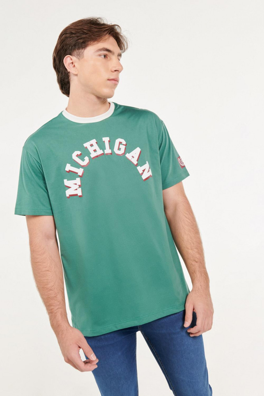 Camiseta verde oscura manga corta con cuello redondo blanco y diseño college