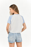 Camiseta crema clara manga corta ranglan en contraste con estampado