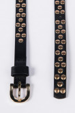 Cinturón negro con hebilla y taches metálicos