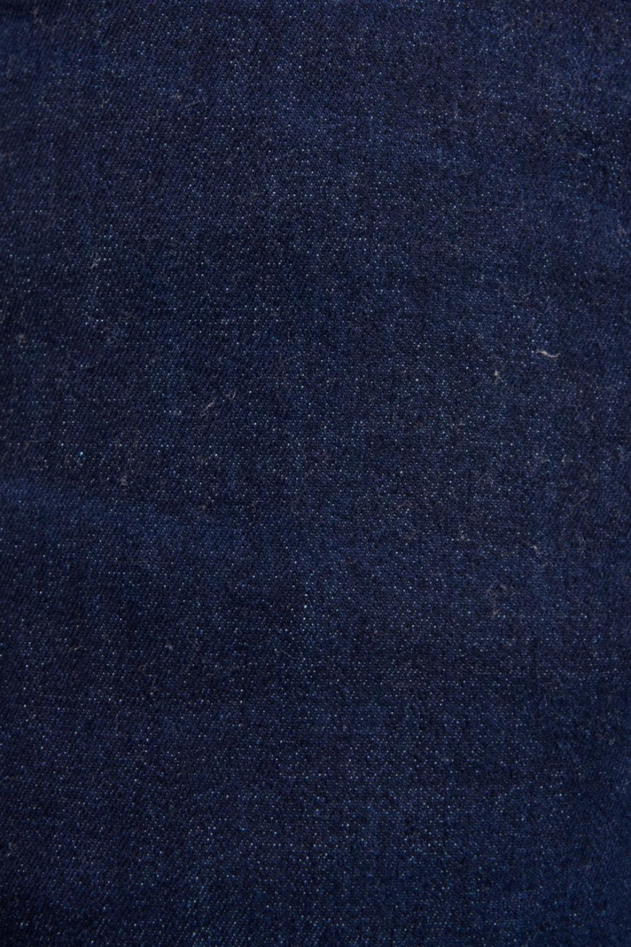 Jean azul intenso skinny fit con hilos en contraste y tiro bajo