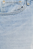 Short en jean azul claro con doblez y deshilados en bordes
