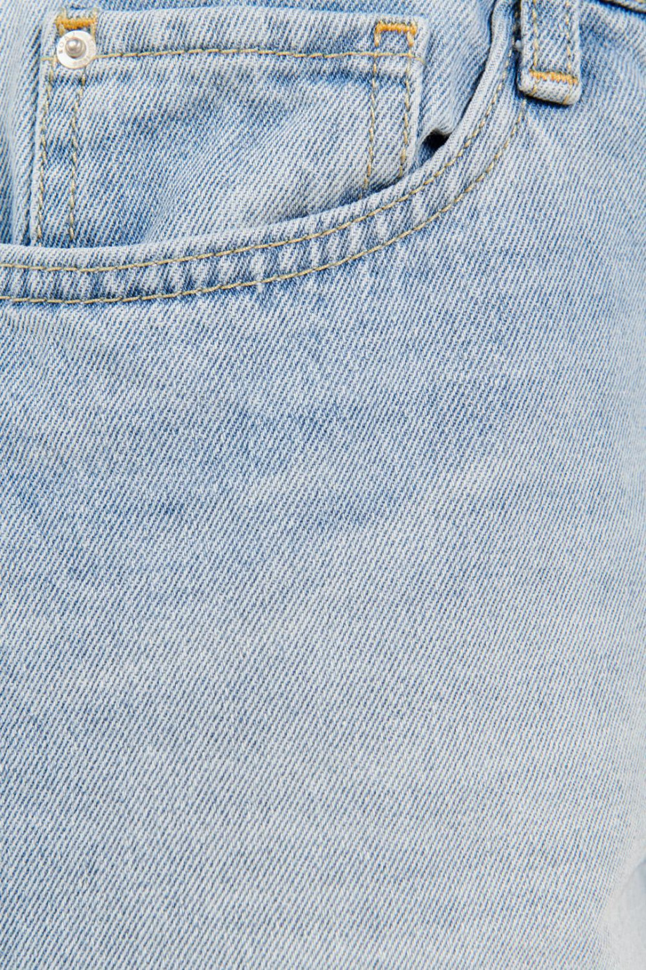 Short en jean azul claro con doblez y deshilados en bordes