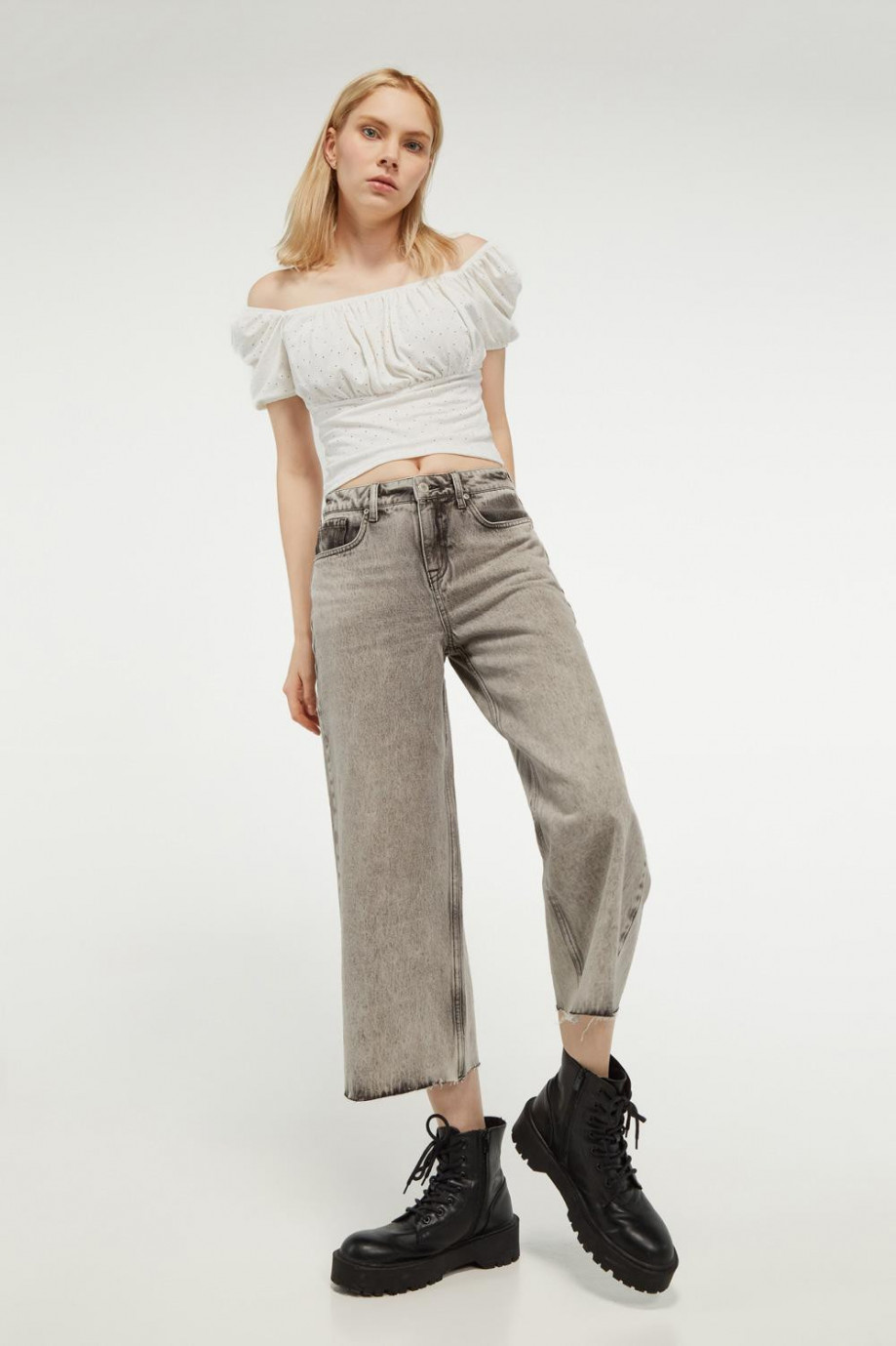 Jean culotte tiro alto gris medio con bota corta y amplia