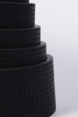 Cinturón sintético negro con hebilla cuadrada y texturas