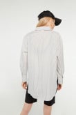 Blusa oversize manga larga blanca con diseño de rayas