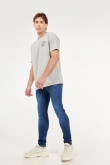 Camiseta oversize gris medio con estampados azules de béisbol