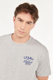 Camiseta oversize gris medio con estampados azules de béisbol