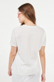 Camiseta manga corta crema clara con diseño de Escandalosos