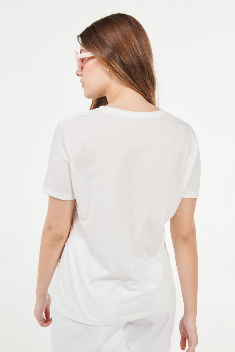 Camiseta manga corta crema clara con diseño de Escandalosos