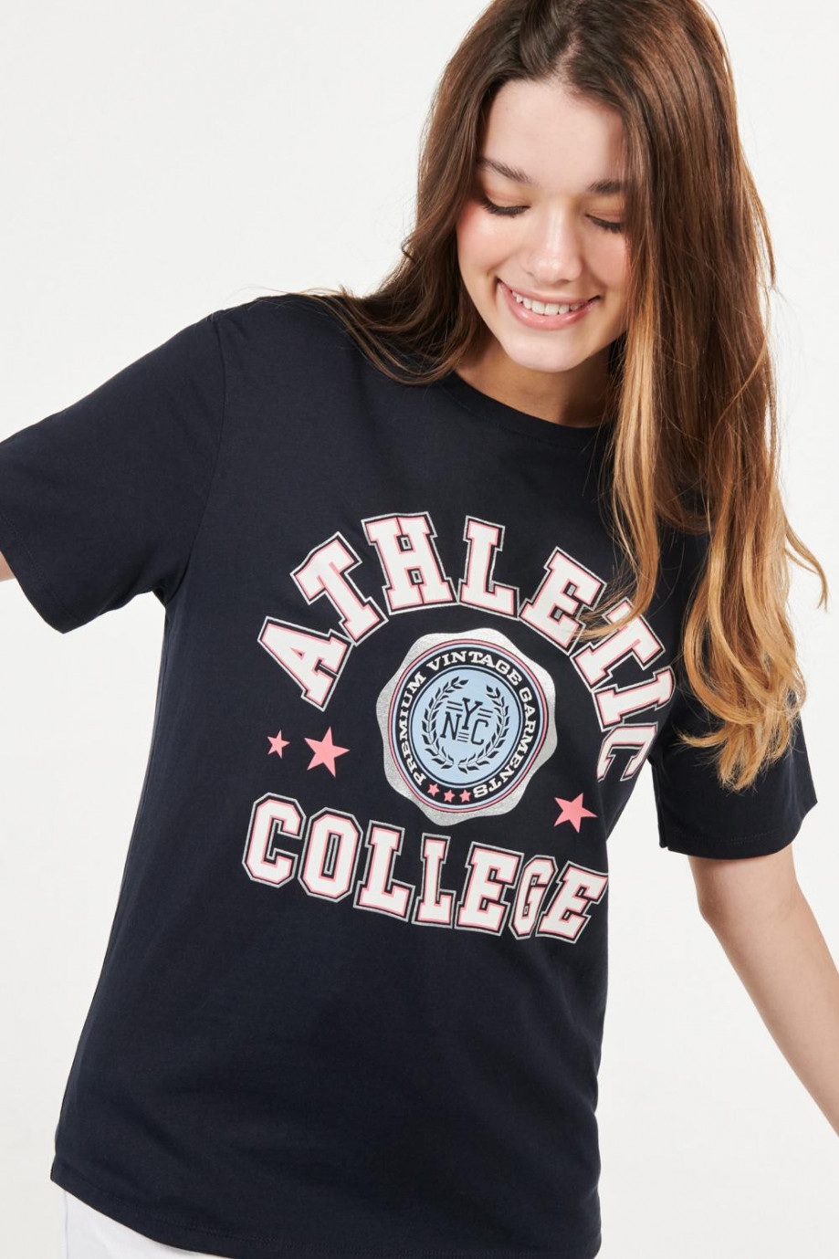 Camiseta cuello redondo unicolor con diseño college estampado