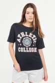 Camiseta cuello redondo unicolor con diseño college estampado