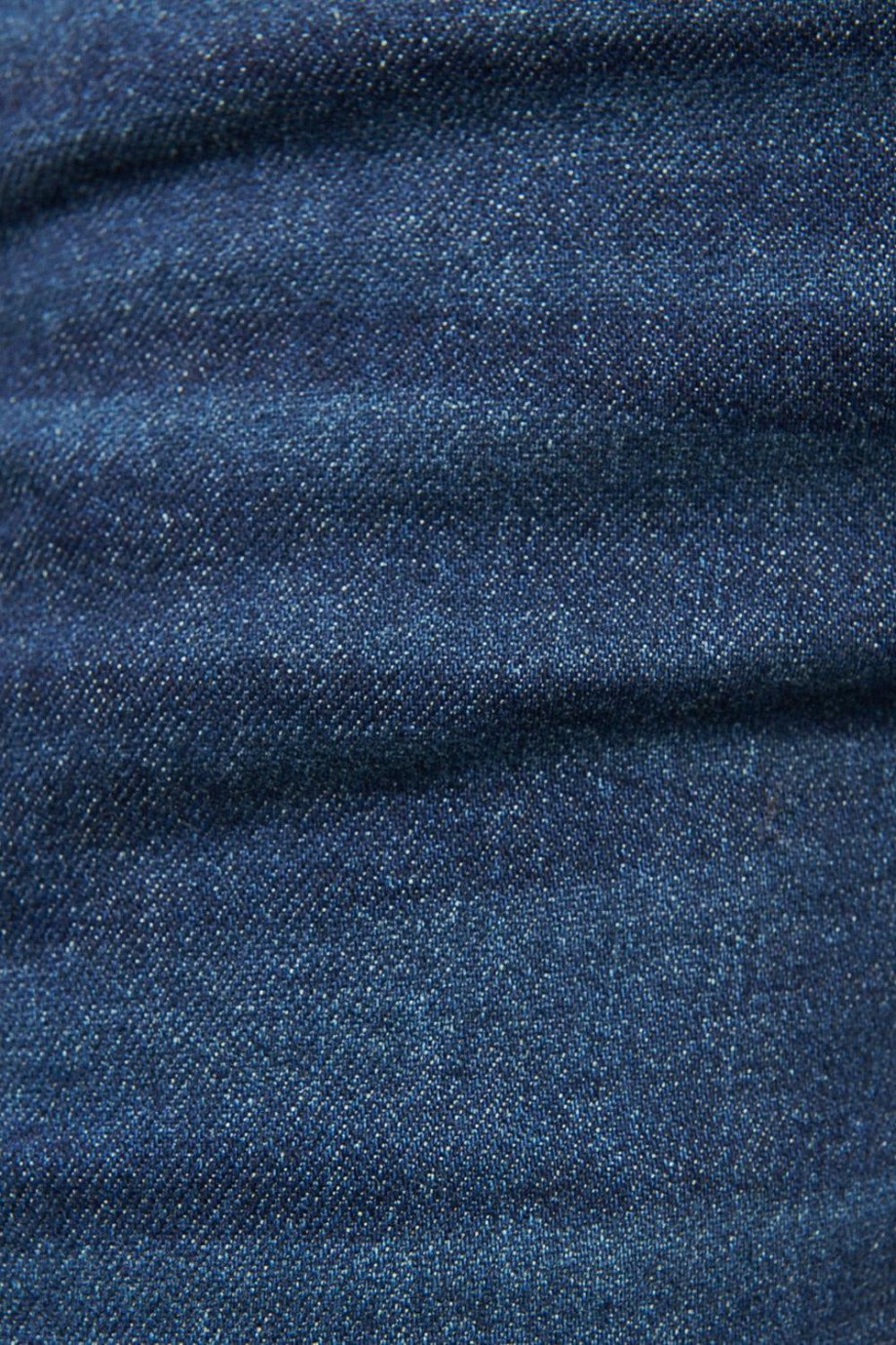 Jean tiro bajo slim azul intenso con hilos en contraste