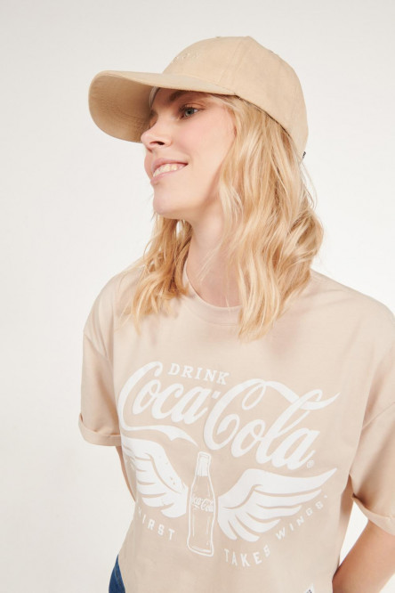 Camiseta kaky claro manga corta con estampados blancos de Coca Cola