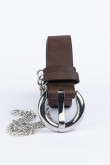 Cinturón para mujer en color café medio, es sencillo, con cadena y hebilla plateados.