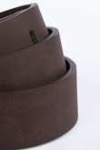 Cinturón para mujer en color café medio, es sencillo, con cadena y hebilla plateados.