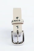 Cinturón sintético unicolor con taches y hebilla metálica