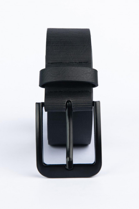 Cinturón sintético negro con hebilla metálica y textura de líneas