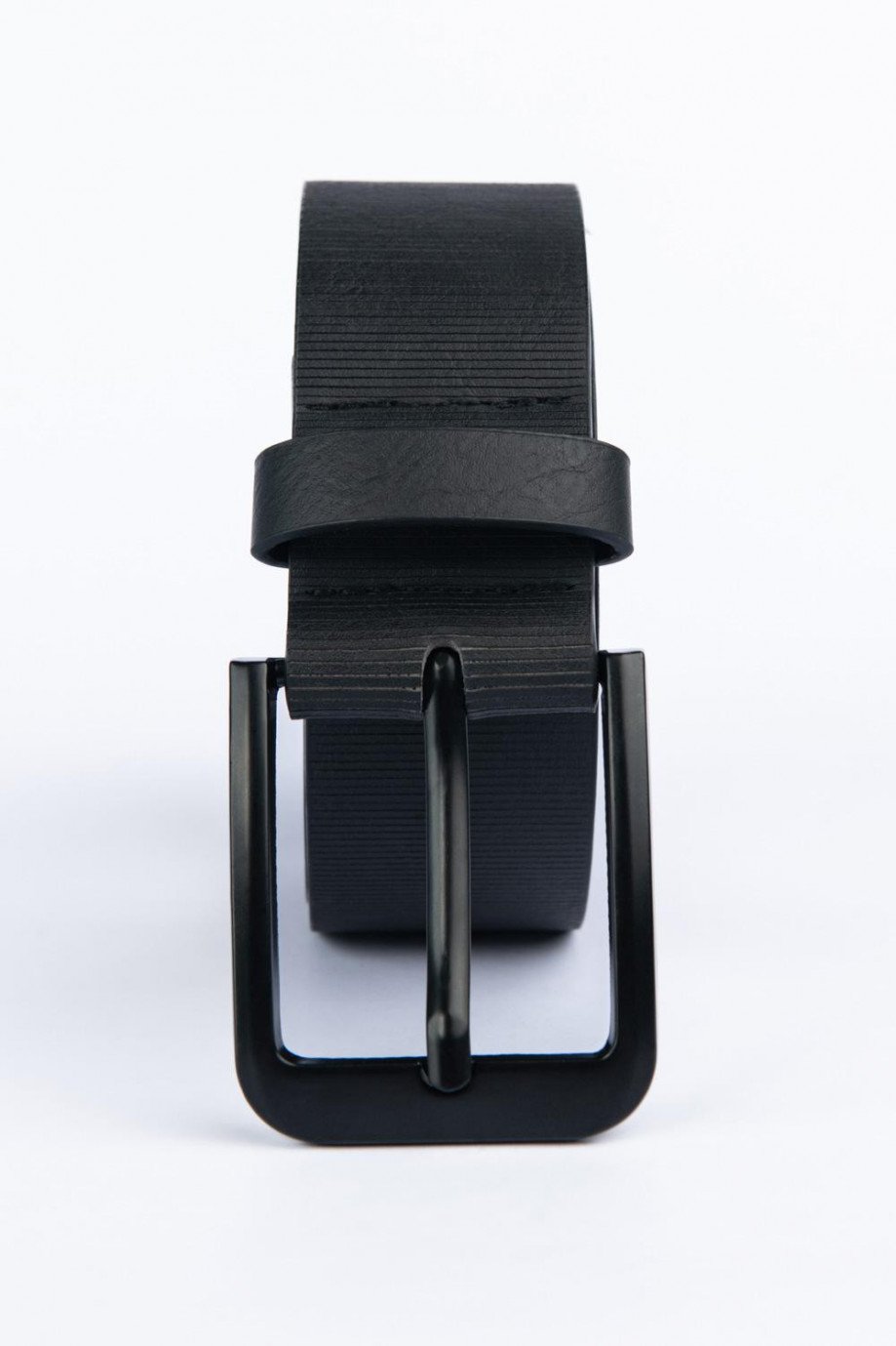 Cinturón sintético negro con hebilla metálica y texturas