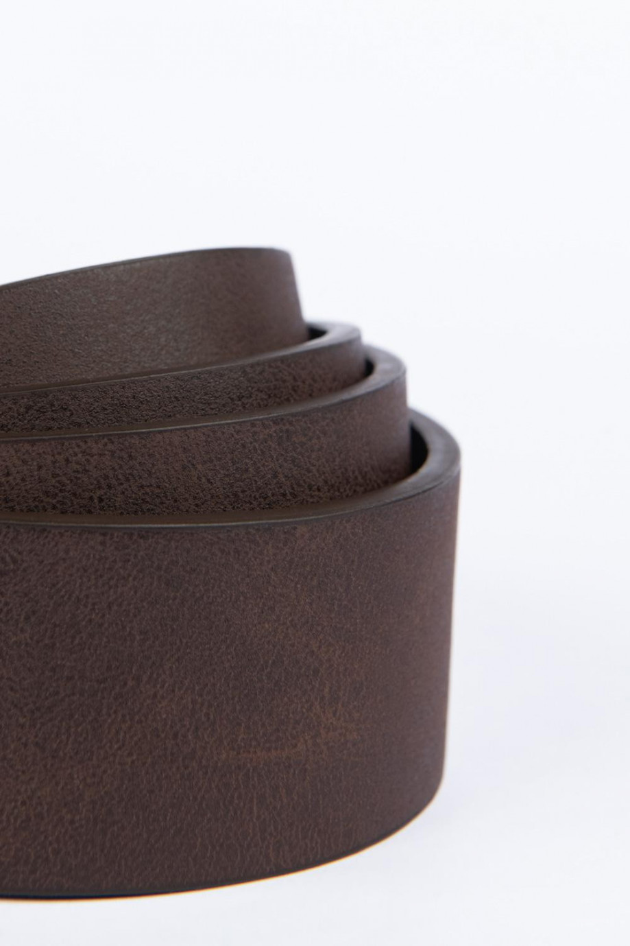 Cinturón café oscuro con textura lisa y hebilla cuadrada