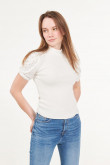 Camiseta crema claro cuello redondo alto con textura especial